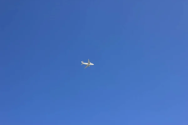 Avión Blanco Volando Sobre Fondo Azul Del Cielo — Foto de Stock