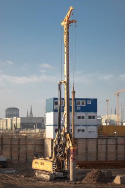 İnşaat alanında kışın Hamburg Almanya 'sında vinçlerle büyük bir sondaj yapılıyor. Malzemesiz Kraliyet fotoğrafı..