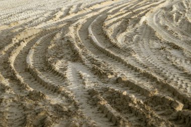 İnşaat alanında kumlu zeminde lastik izleri var. Malzemesiz Kraliyet fotoğrafı..