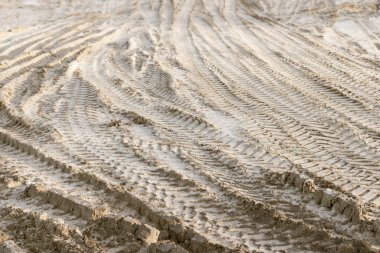 İnşaat alanında kumlu zeminde lastik izleri var. Malzemesiz Kraliyet fotoğrafı..