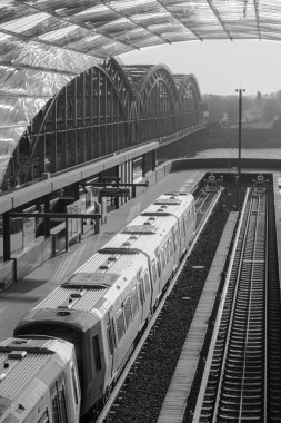 Tren raylı Elbbruecken tren istasyonu ve arka planda köprüsü olan Hamburg, Almanya 'da. Malzemesiz Kraliyet fotoğrafı..