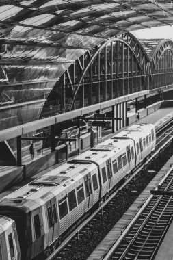 Tren raylı Elbbruecken tren istasyonu ve arka planda köprüsü olan Hamburg, Almanya 'da. Malzemesiz Kraliyet fotoğrafı..