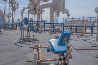Los Angeles, Usa 'daki Muscle Beach' te eski bir spor salonu. Malzemesiz Kraliyet fotoğrafı..