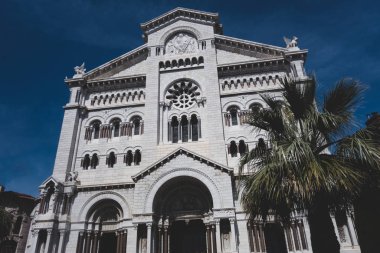 Yazın Monako 'daki Aziz Nicholas Katedrali' nin girişi. Malzemesiz Kraliyet fotoğrafı..