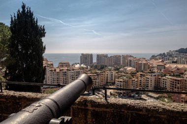 Paslı top namlusu Monako 'yu işaret ediyor, ateşe hazır değil. Malzemesiz Kraliyet fotoğrafı..