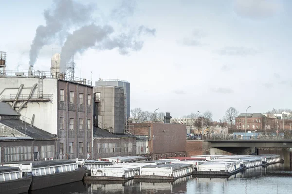 Fabrik Vid Floden Med Fartyg Redo Och Rök Som Kommer — Stockfoto