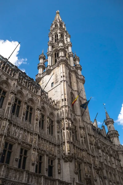 Bryssels Rådhustorn Med Belgisk Och Europeisk Flagga Framför Blå Himmel — Stockfoto