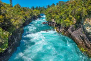 Huka Falls 'un güneş ışığı, Yeni Zelanda' daki güçlü akıntısı. Malzemesiz Kraliyet fotoğrafı..