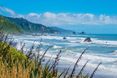 Tazmanya Denizi kıyılarındaki güçlü akıntı Yeni Zelanda kıyılarına çarpıyor. Malzemesiz Kraliyet fotoğrafı..