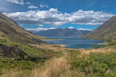 Hawea Gölü, güzel dağ manzaralı, Yeni Zelanda. Potansiyel kartpostal sebebi. Malzemesiz Kraliyet fotoğrafı..