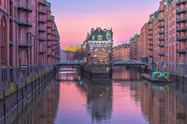 Speicherstadt 'daki kale Hamburg, Almanya' da gün doğumunda. Arka planda Altın Elbfilarmoni çatısı. Malzemesiz Kraliyet fotoğrafı..