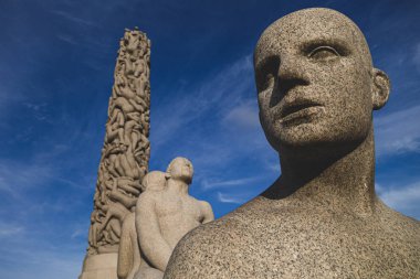 Norveç, Oslo 'da heykel heykeli önünde dikilen Vigeland heykeli. Malzemesiz Kraliyet fotoğrafı..