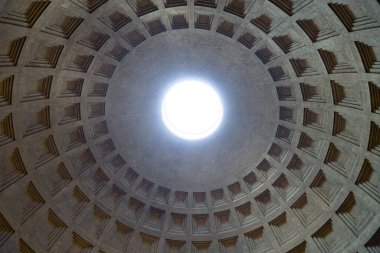 Roma 'daki eski bir Roma tapınağı olan Pantheon' un etkileyici tarihi çatısı. Malzemesiz Kraliyet fotoğrafı..
