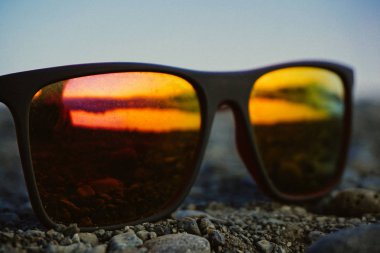 Kayalar üzerinde Sunglass yansımaları
