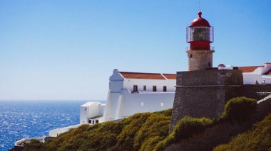 Bir uçurumun üzerinde ışık evi