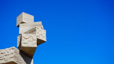 Mavi bir gökyüzü heykel