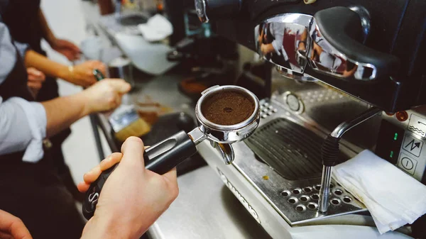 Espresso yapma ve dikiş tutan