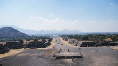 Teotihuacan uzaktan piramitleri