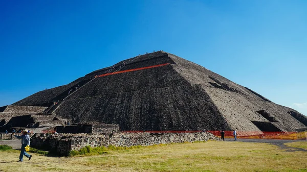 Pirâmide de Teotihuacan com corda de precaução — Fotografia de Stock