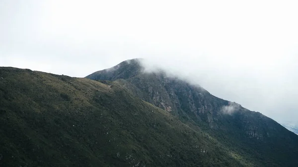 Montanhas nebulosas verdes — Fotografia de Stock