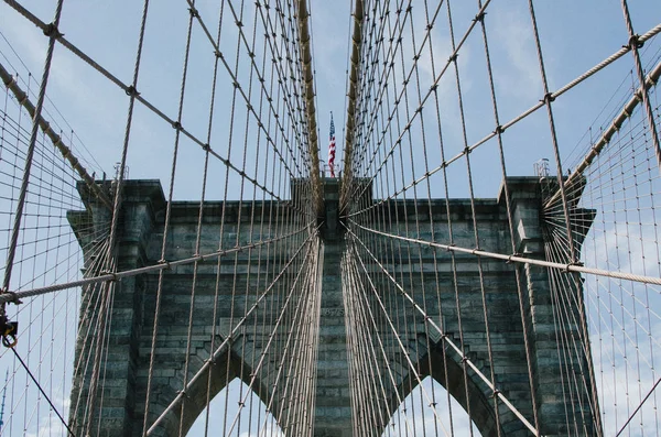 A ponte de Brooklyn com uma bandeira — Fotografia de Stock