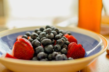 Parlak böğürtlen ve çilek