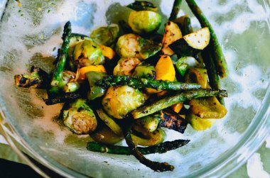 Izgara sebze ile bir kase