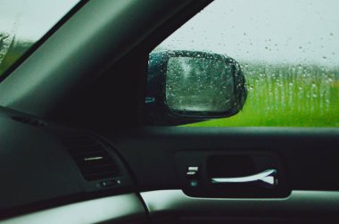 Bir arabanın içinde yağmur sırasında