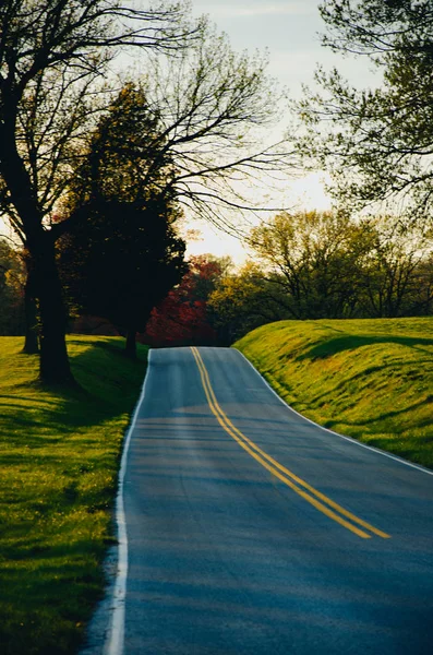 Altın saat boyunca boş bir yol