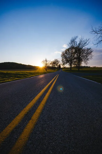 De weg en de ondergaande zon — Stockfoto