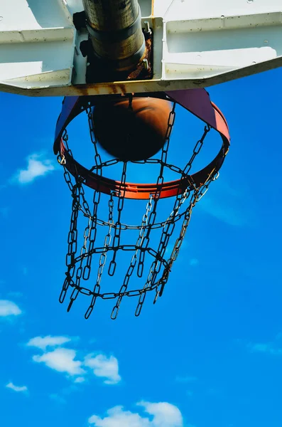 A kosárlabda, a net megy — Stock Fotó