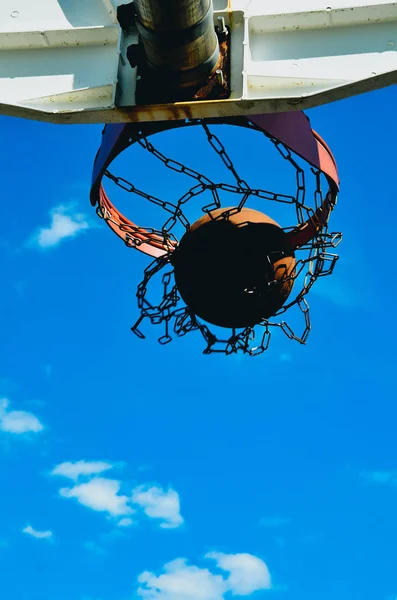 Ein Basketball im Netz — Stockfoto