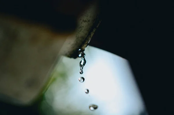 Wasser tropft aus einer Rinne — Stockfoto