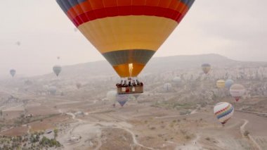 Kapadokya, Türkiye. İHA saldırısı. Balon çok yakın uçuyor..