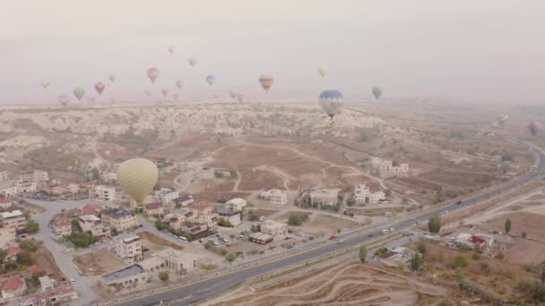 Cappadocia. Sparatoria con i droni. Molte palle sorvolano la Valle delle Spade — Video Stock