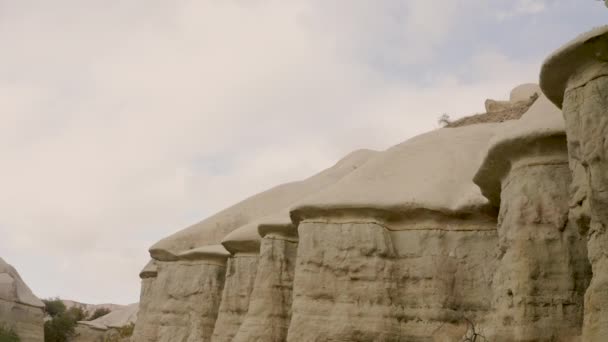 Capadocia, el valle de las palomas. Disparos desde un dron en tiempo nublado — Vídeos de Stock