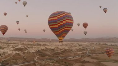 Kapadokya 'da balonlar. İnsansız hava aracında top kovalıyorum. Goreme