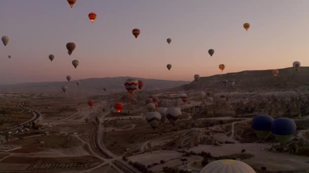 Balónky v Cappadocii. Obecný plán pro úsvit. — Stock video