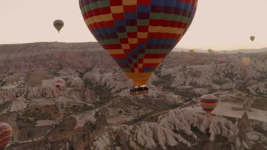 Kapadokya 'da balonlar. İnsansız hava aracında top kovalıyorum. Goreme
