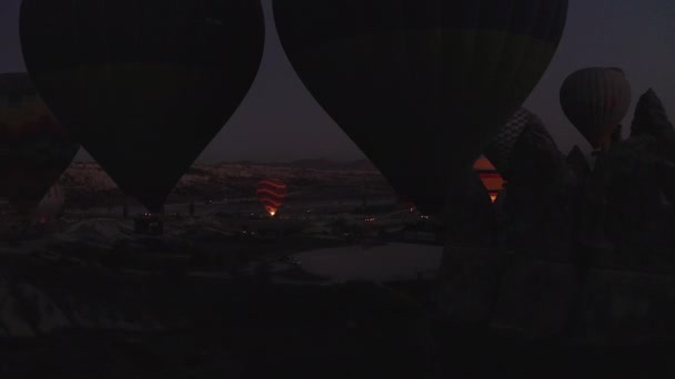 Ballonnen in Cappadocië. Prachtige plaatsen, herfst. Een drone overspanning tussen 2 ballen — Stockvideo