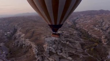 Bir balon kapadokya üzerinde uçuyor, 4K 'daki bir drondan ateş ediyor.
