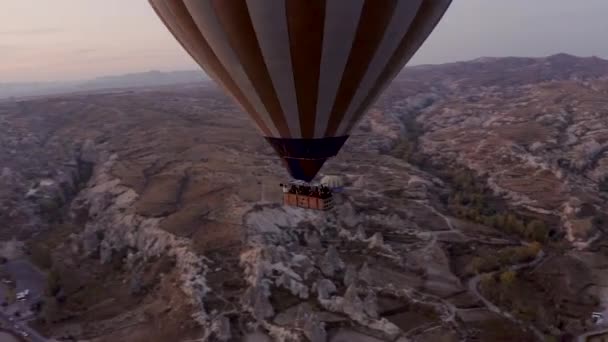 Egy léggömb repül Cappadocia felett, és egy drónról lő 4k-ben. — Stock videók