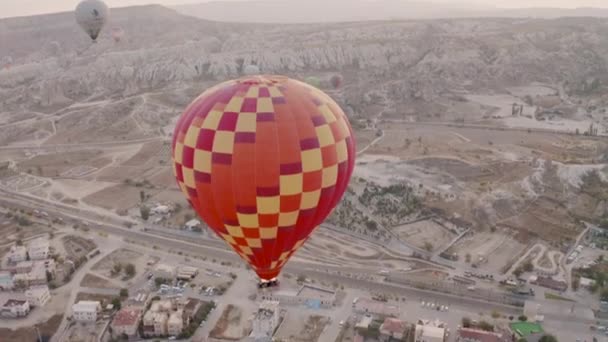 Un palloncino vola sopra la Cappadocia, sparando da un drone in 4K — Video Stock