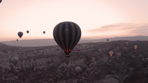 Un palloncino vola sopra la Cappadocia, sparando da un drone in 4K — Video Stock