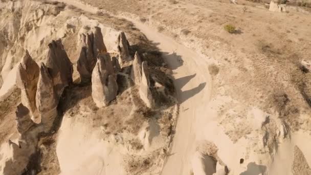 Vuelo por la tarde en un dron en Capadocia, disparando en 4K — Vídeo de stock