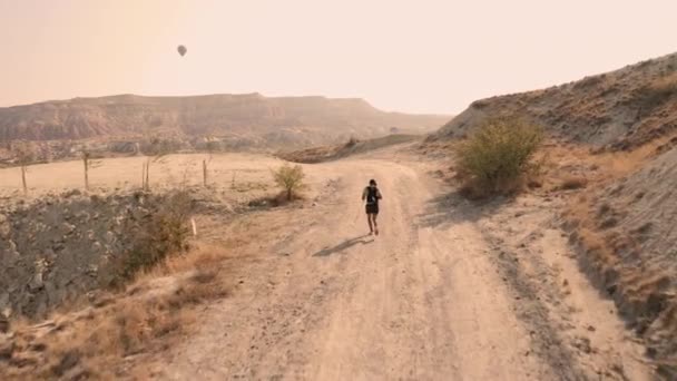 카파도키아에서의 마라톤. 러닝 맨 한 명. 마라톤 선수 세계 기록을 세우다 — 비디오