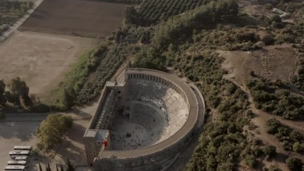 Çok eski bir bina. Aspendos, bir Yunan amfitiyatrosu. — Stok video