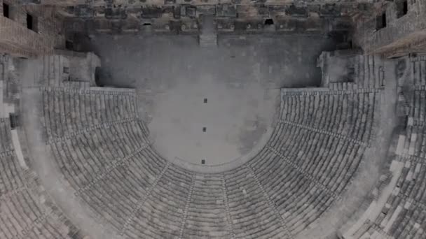 Дуже стародавня будівля. Aspendos) - грецький амфітеатр. — стокове відео
