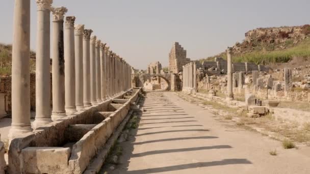 Perge, de antika ruinerna av en historisk stad. Turkiet, nära Antalya — Stockvideo