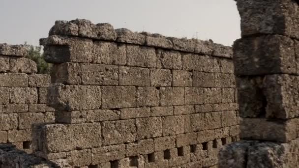 Very ancient building. Aspendos, a Greek amphitheater. Aqueduct — Stock Video